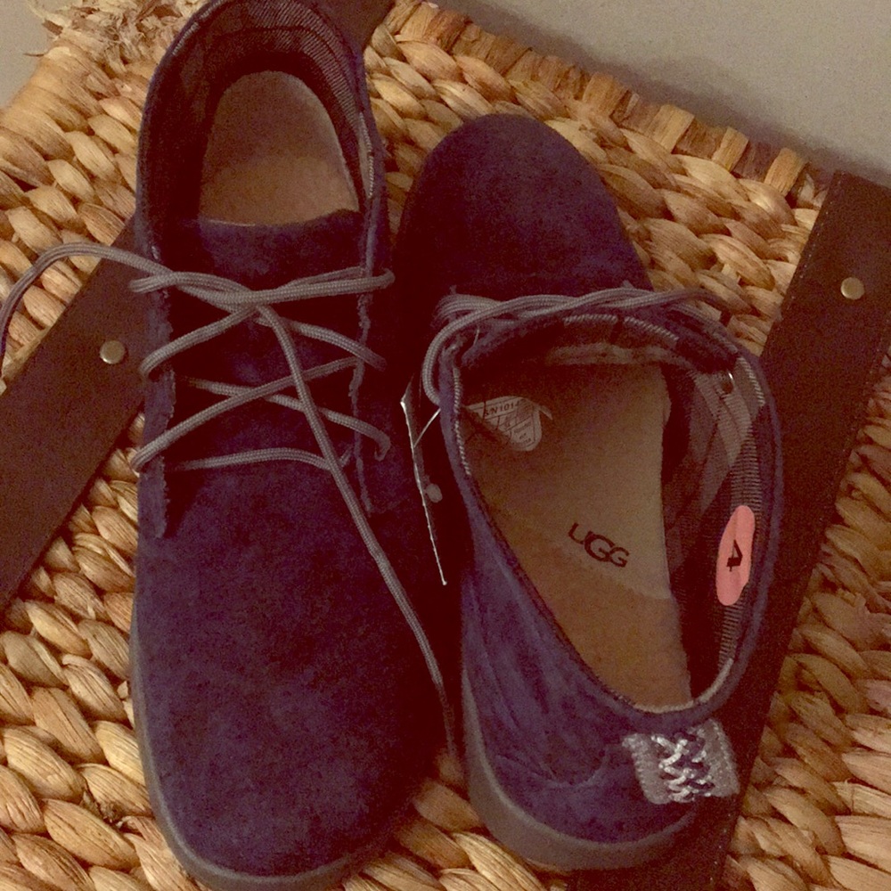 👍🏼 UGG 👍🏼 NWT Boys Blue Suede Shoes